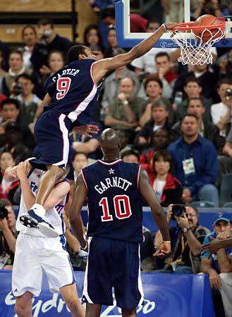 Vince Carter dunkin the shit out of the ball.jpg (37027 bytes)